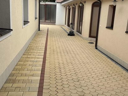 Ako odstrániť mach a lišajníky zo zámkovej dlažby