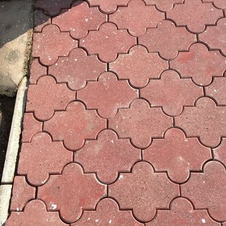 čistenie zámkovej dlažby od cementu