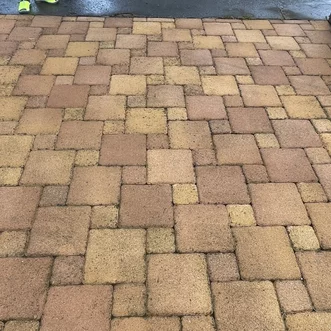 čistenie zámkovej dlažby od machu