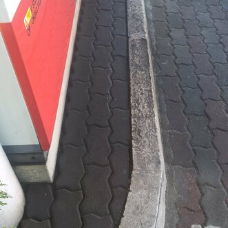 čistenie zámkovej dlažby od nafty, oleja, benzínu